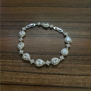 Elegant Silver Teardrop Bracelet